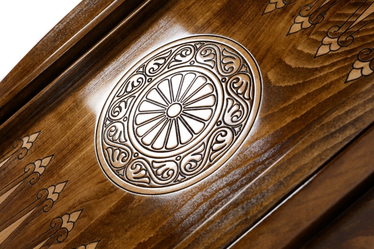 Horse backgammon with copyrighted contour outline