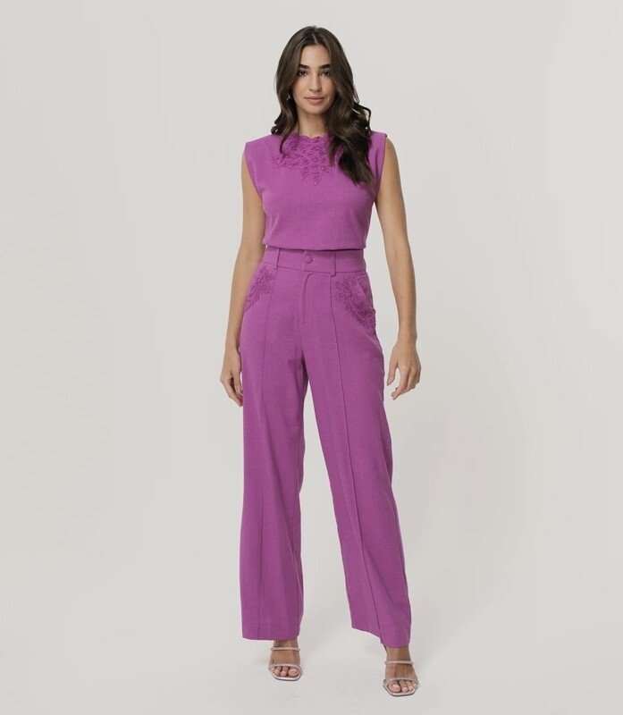 Blouse Linen With Guipir Neckline Detail