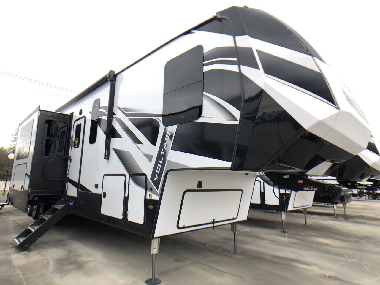 2022 Voltage 4015 Dutchmen RV