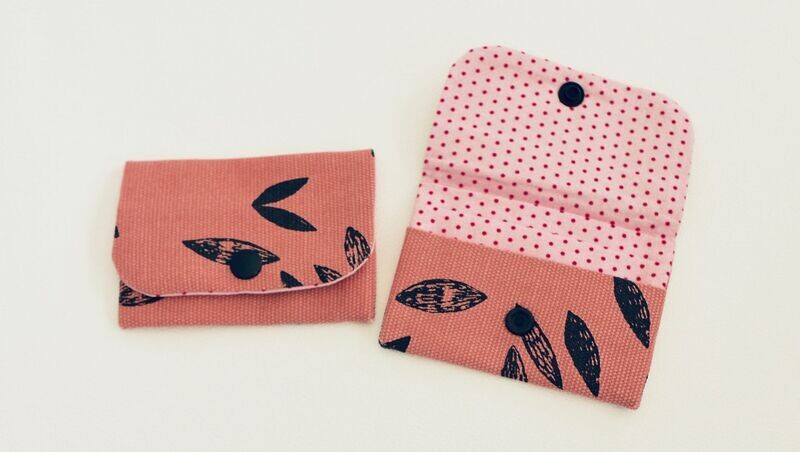 Porte cartes Vieu rose à feuilles noires / Rose clair à pois fushia