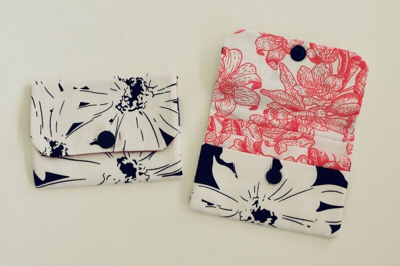 Porte cartes Noir à grandes fleurs blanches / Blanc à fleurs rouges