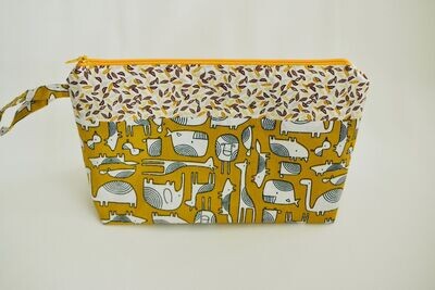 Trousse de toilette multipoches (27,5x15cm) Moutarde à animaux savane / Blanc cassé feuilles jaunes et marrons / Forêt enchantée /zip jaune