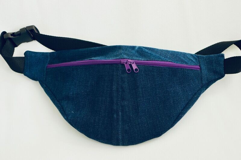 Sac banane S (33x16,5cm) Jean bleu foncé / Gris violacé à fleurs / zip violet