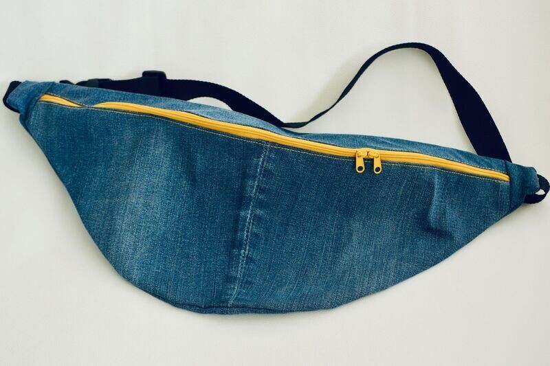 Sac banane L (53x25cm) Jean bleu / Fushia à vélo flower / zip jaune