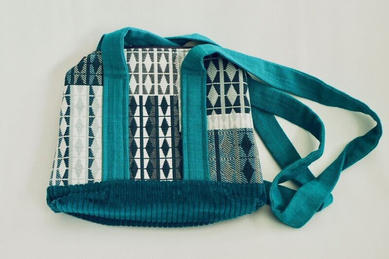 Sac à main cabas S (21x20cm) avec poche intérieure Tapisserie blanc cassé et turquoise / Turquoise / Beige à soleils turquoises et violets / zip gris foncé Sac à main cabas S (21x20cm) avec poche intérieure Tapisserie blanc cassé et turquoise / Turquoise / Beige à soleils turquoises et violets / zip gris foncé