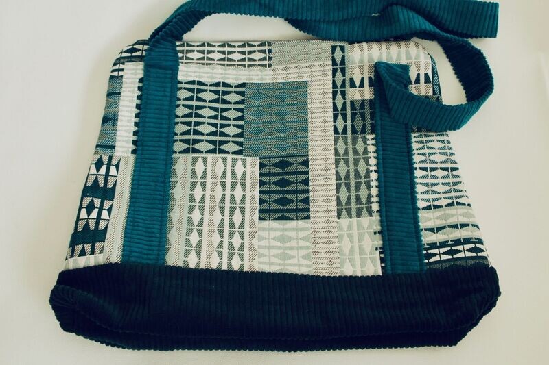 Sac à main cabas L (38x49cm) avec poche intérieure Tapisserie turquoise / Gris foncé bleuté / Beige à soleils violets et turquoises / zip gris clair Sac à main cabas L (38x49cm) avec poche intérieure Tapisserie turquoise / Gris foncé bleuté / Beige à soleils violets et turquoises / zip gris clair