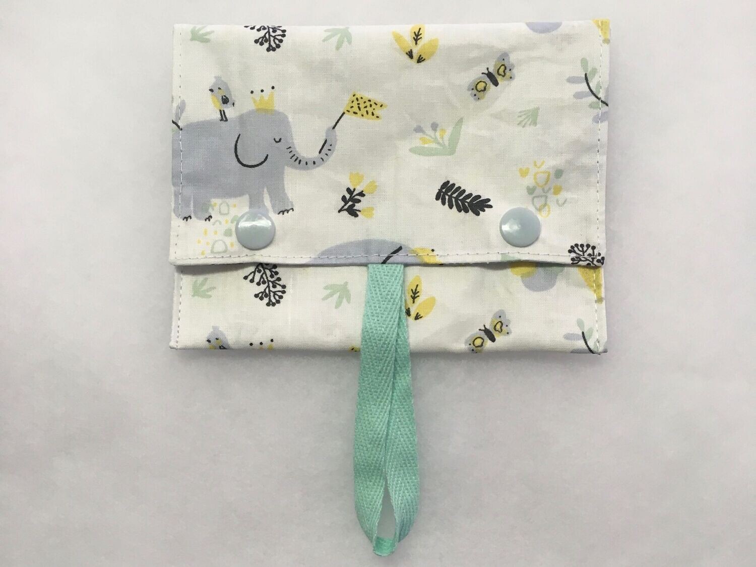 Pochette à savon 13x10cm Eléphants ruban menthe pressions bleu clair