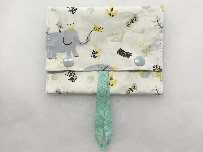 Pochette à savon 13x10cm Eléphants ruban menthe pressions bleu clair