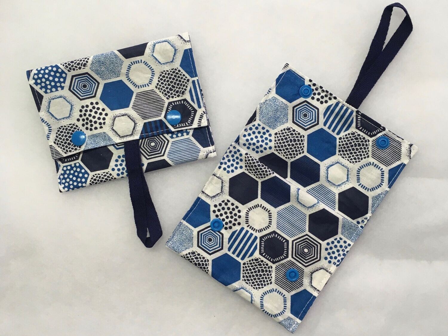 Pochette à savon 13x10cm Hexagones bleus ruban bleu marine