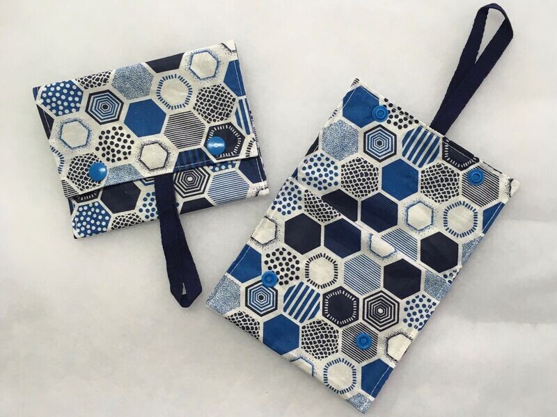 Pochette à savon 13x10cm Hexagones bleus ruban bleu marine