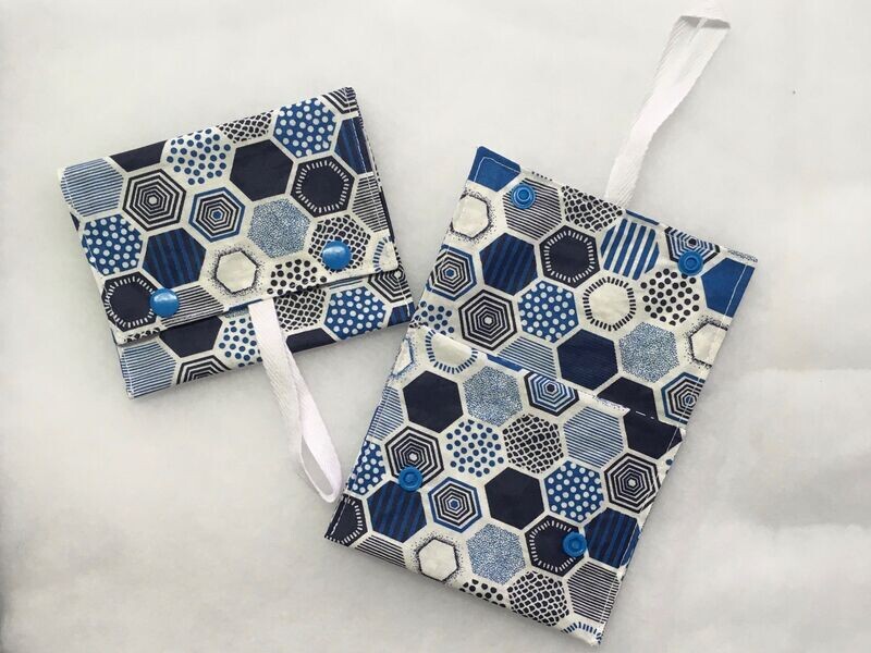 Pochette à savon 13x10cm Hexagones bleus ruban blanc