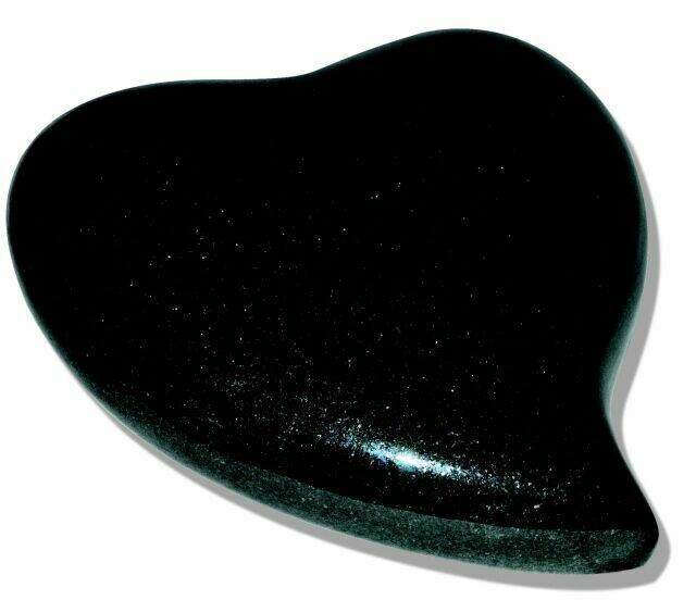 Grabstein in Herzform Granitsorte Schwarz 30cm x 30cm x 8cm inklusive Bronezbuchstaben Grabstein in Herzform Granitsorte Schwarz 30cm x 30cm x 8cm inklusive Bronezbuchstaben