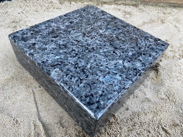 Sockel aus Granit Labrador 20cm x 20cm x 6cm Sockel aus Granit Labrador 20cm x 20cm x 6cm