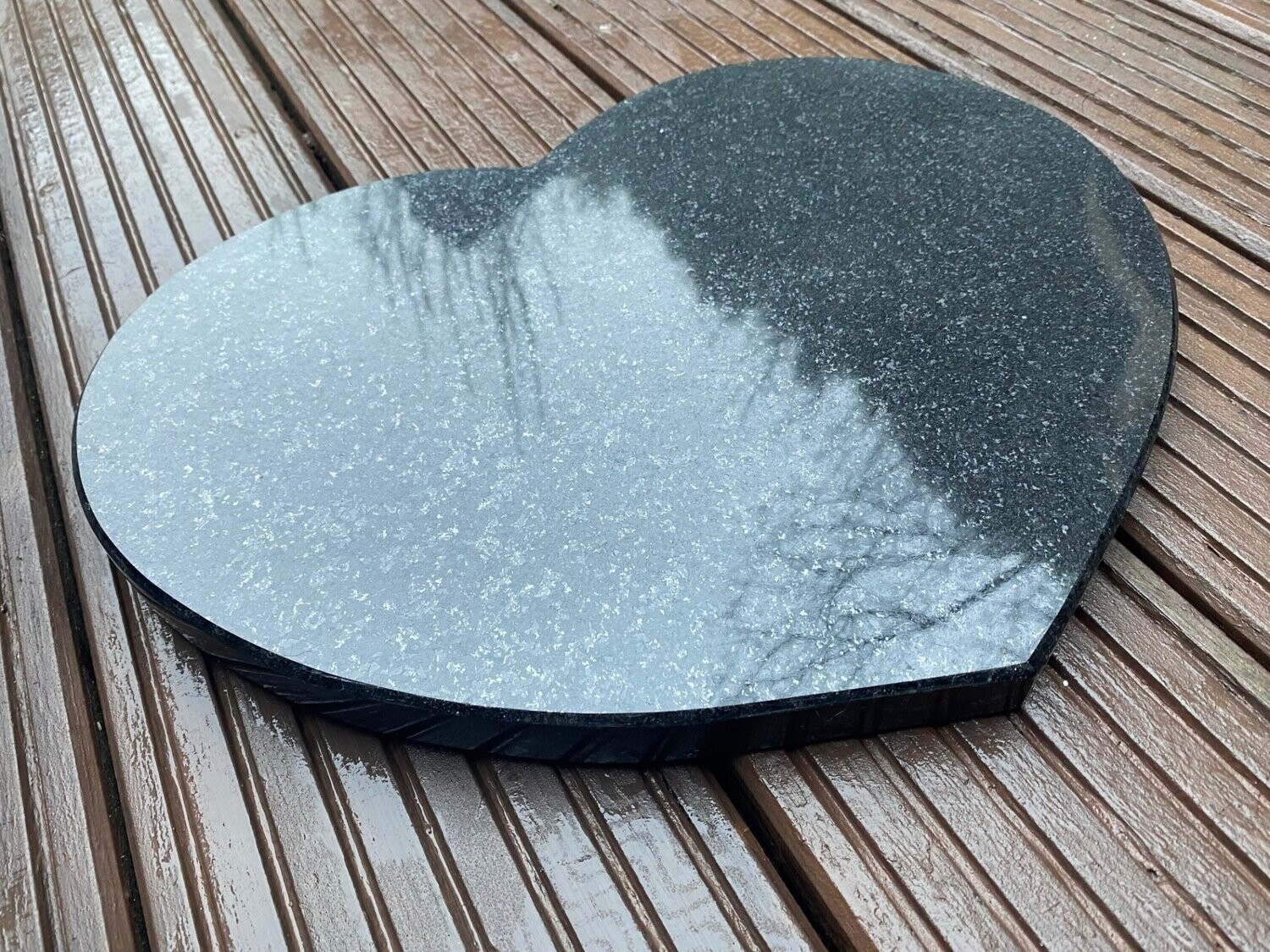 Grabstein in Herzform Granitsorte Schwedisch Schwarz
40cm x 30cm x 3cm Grabstein in Herzform Granitsorte Schwedisch Schwarz
40cm x 30cm x 3cm