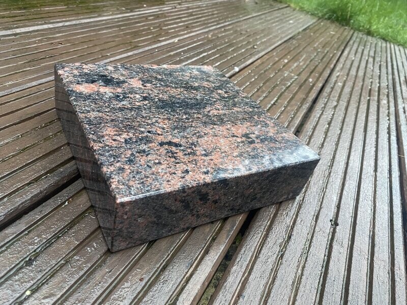 Sockel aus Granit Aurora 20cm x 20cm x 6cm Sockel aus Granit Aurora 20cm x 20cm x 6cm