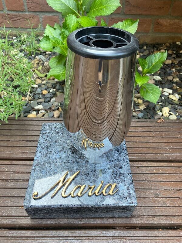 Grabstein inklusive Grabvase und Beschriftung aus Bronzebuchstaben