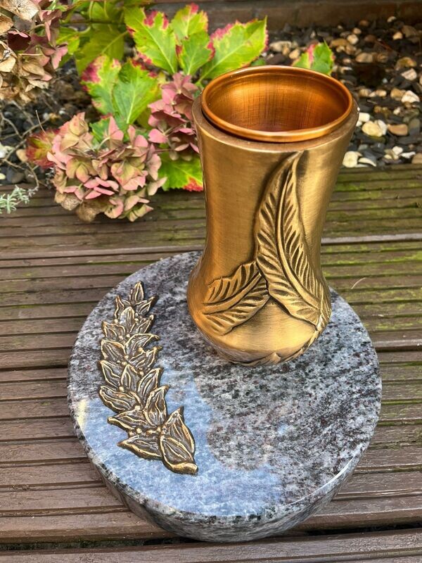 Grabvase und Relief aus Bronze inklusive einem Granitsockel Orion - rund 
 19cm x 19cm x 5cm