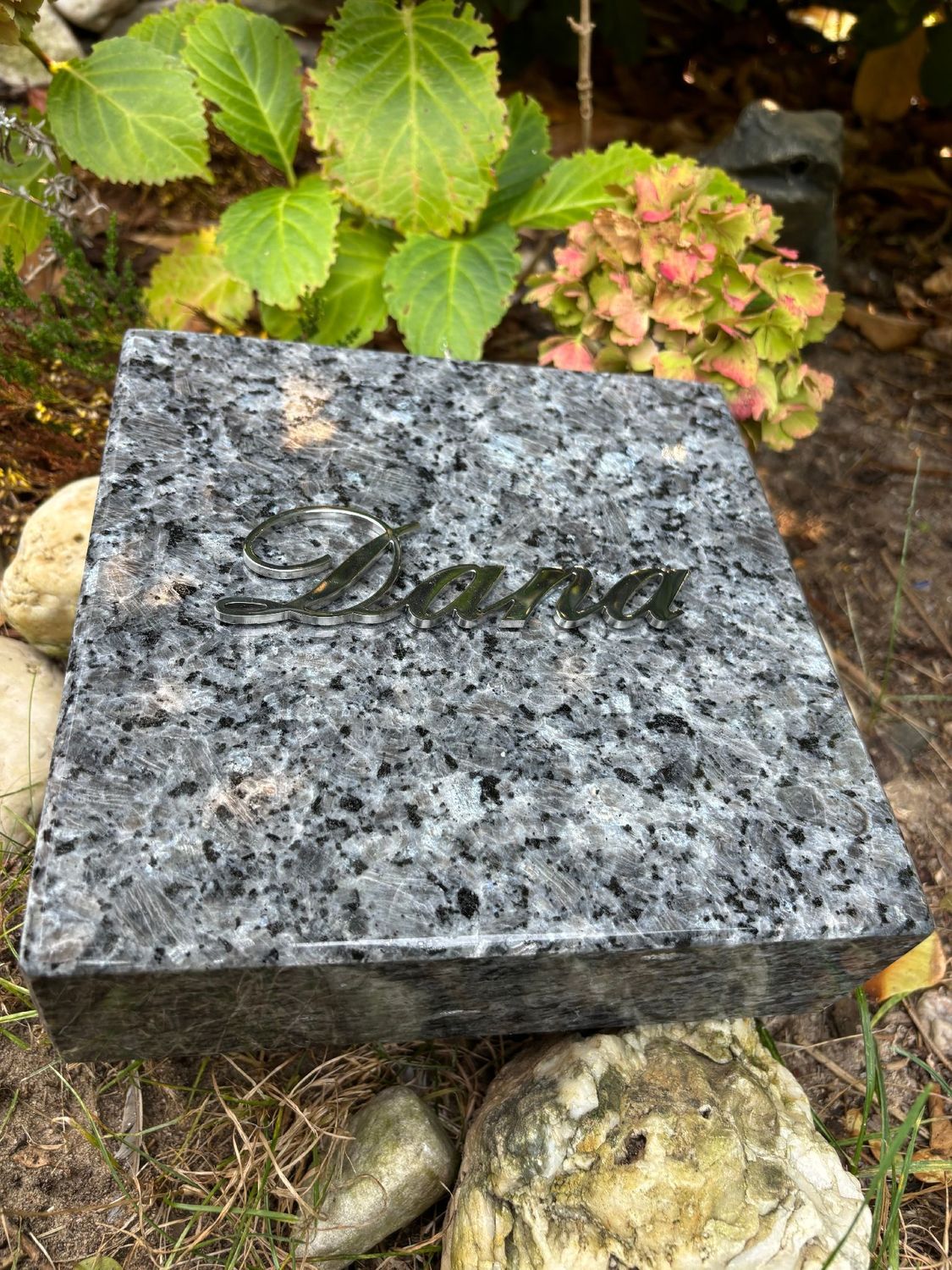 Grabplatte aus Granit Labrador 20cm x 20cm x 6cm inklusive Beschriftung