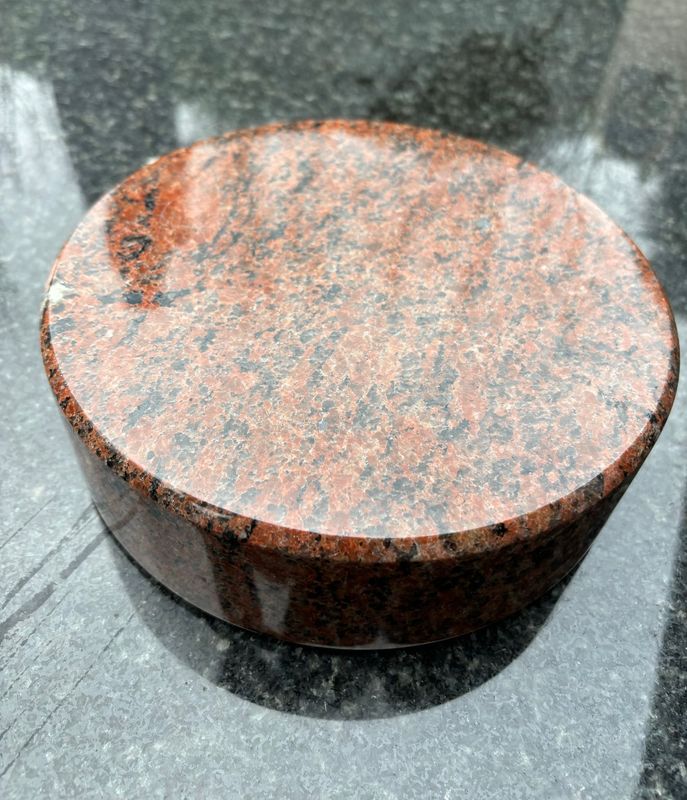 Sockel aus Granit Vanga 19cm x 19cm x 6cm Sockel aus Granit Vanga 19cm x 19cm x 6cm