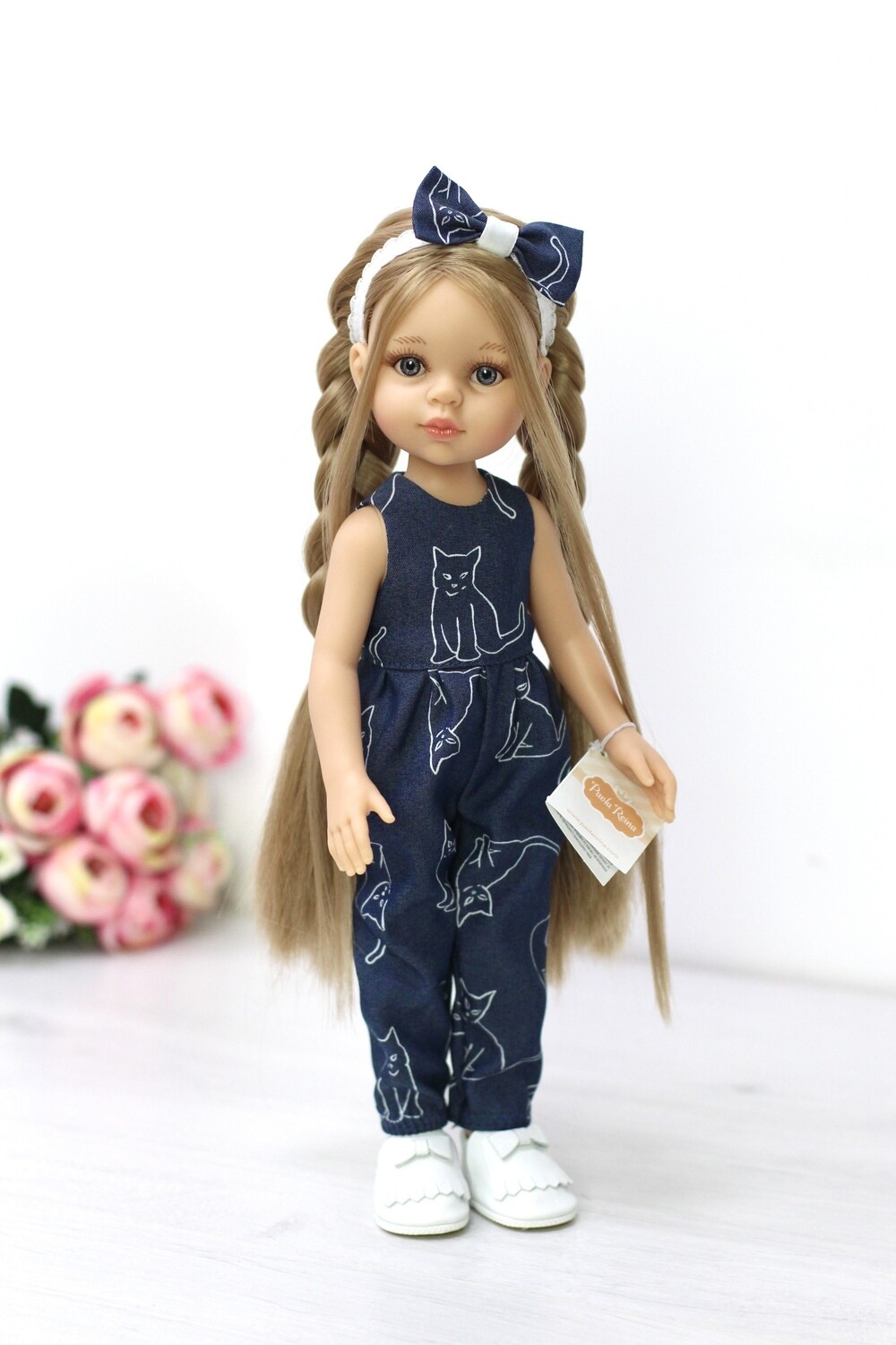 Кукла Карла Рапунцель с серо-голубыми глазами в модном комбинезоне с кисками (пижама в комплекте), Паола Рейна , 34 см