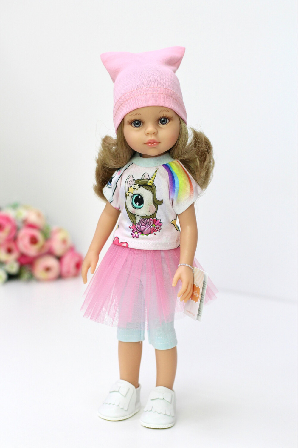 Кукла Карла с волосами по пояс в стильном образе с единорожкой, с серыми глазами (Паола Рейна), 34 см (обувь может отличаться от фото)