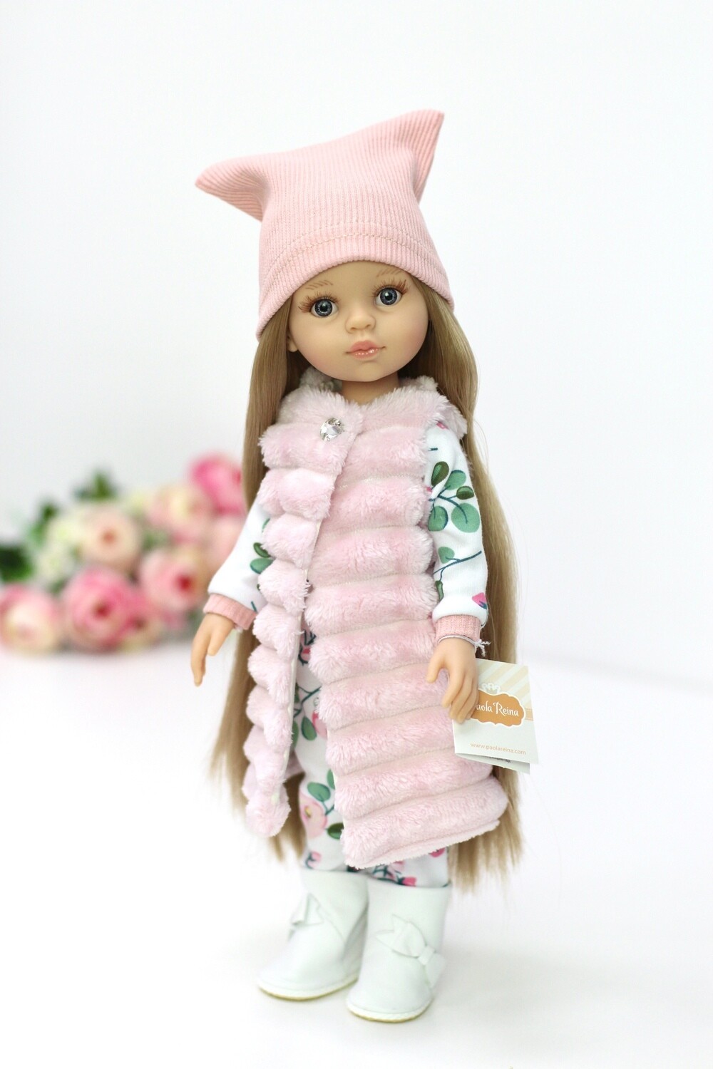 Кукла Карла Рапунцель с серо-голубыми глазами в стильном образе с шапкой в комплекте с сапожками и розовой жилеткой (пижамка в комплекте), Паола Рейна , 34 см
