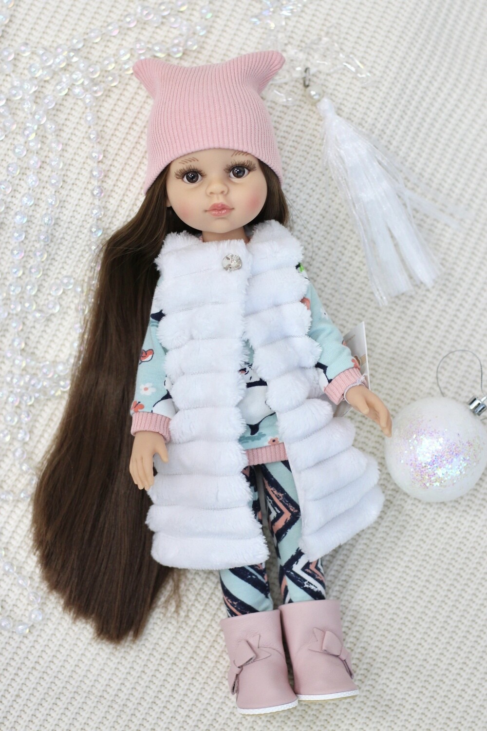 Кукла Кэрол Рапунцель с длинными волосами в стильном образе с меховой жилеткой и с сапожками на ножках (Паола Рейна) (пижама в комплекте), 34 см