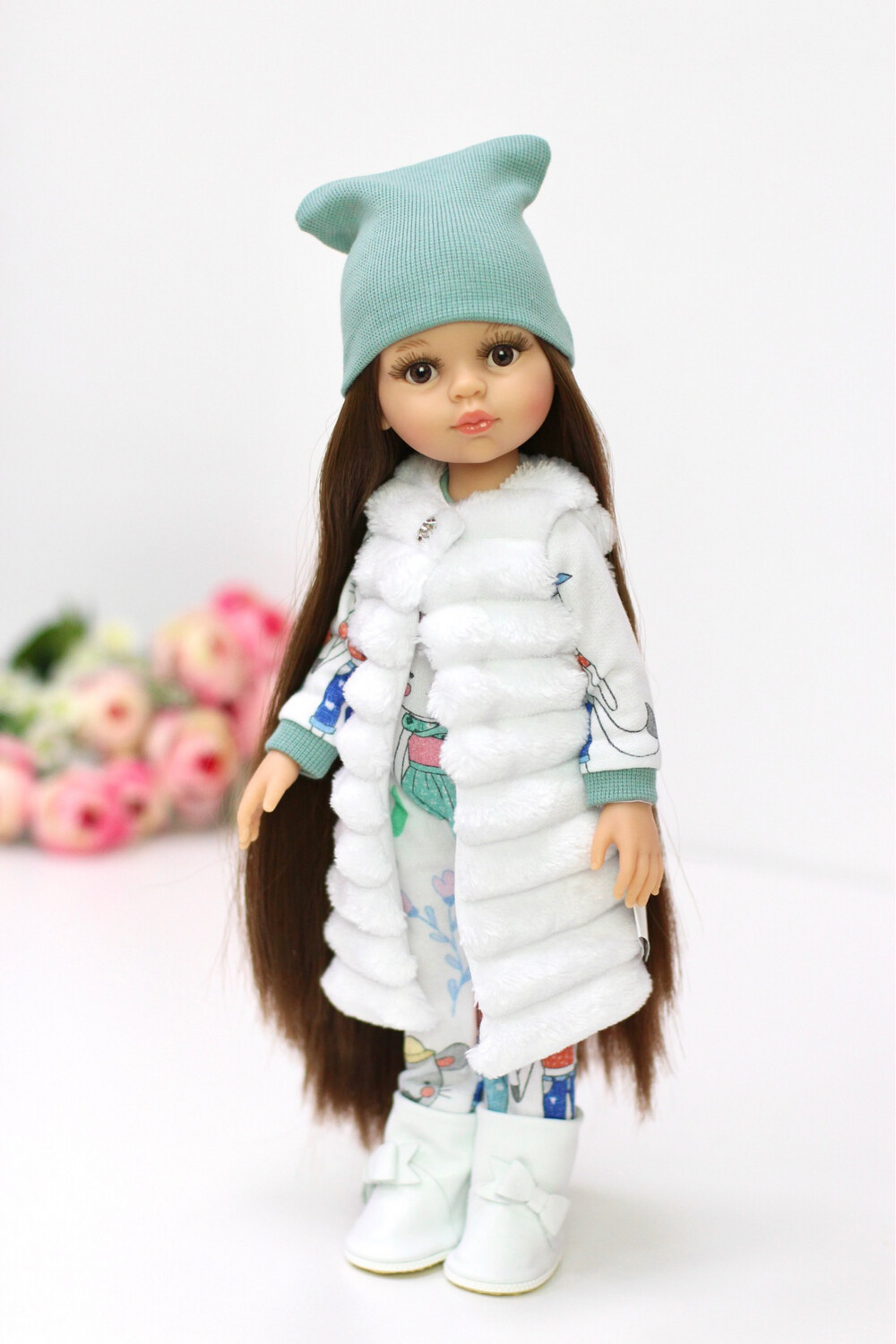 Кукла Кэрол Рапунцель с длинными волосами в стильном образе с меховой жилеткой и с сапожками на ножках (Паола Рейна) (пижама в комплекте), 34 см