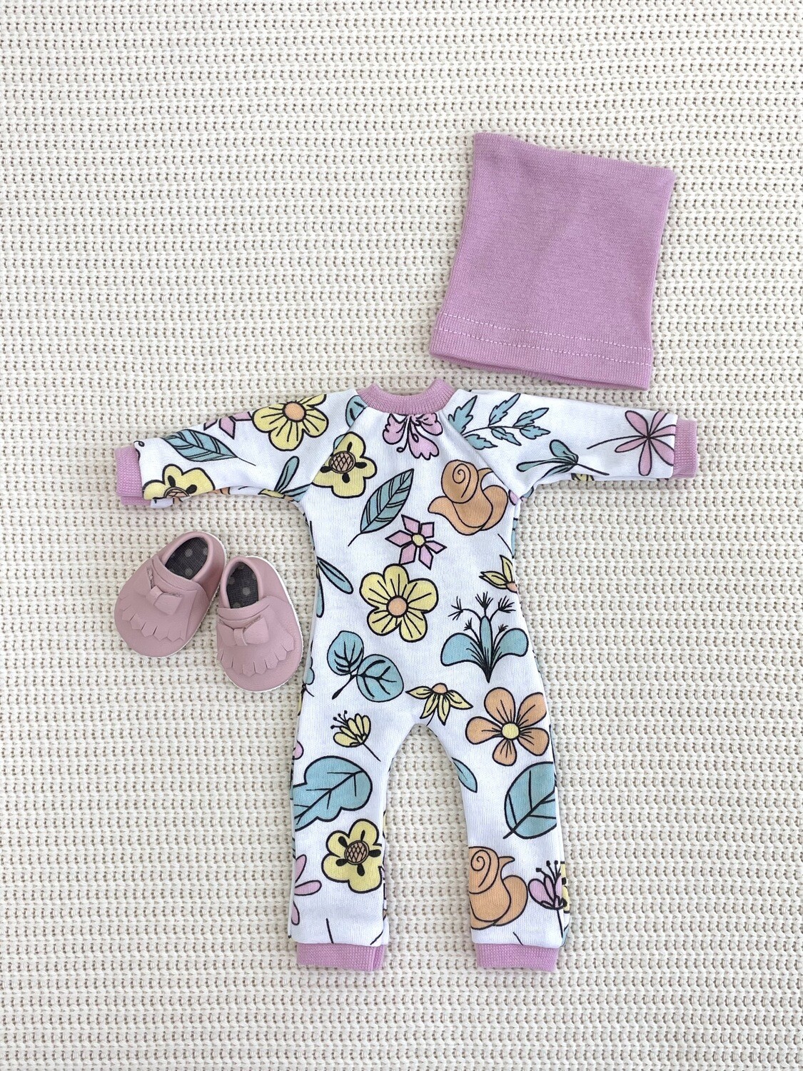 Комбинезон с розовыми цветами для куклы Paola Reina 32-34 см