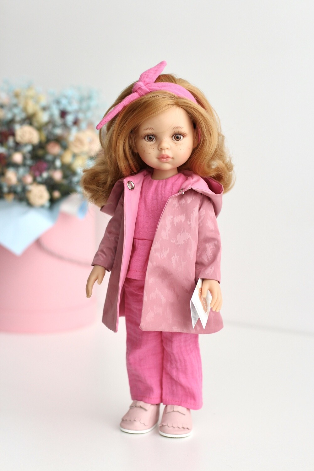 Кукла Даша с медовыми глазками в костюме, плаще и обуви (Паола Рейна), 34 см