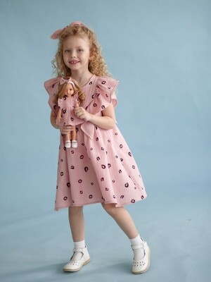 Платье из муслина «Розовый Лео» с резинкой для волос в комплекте