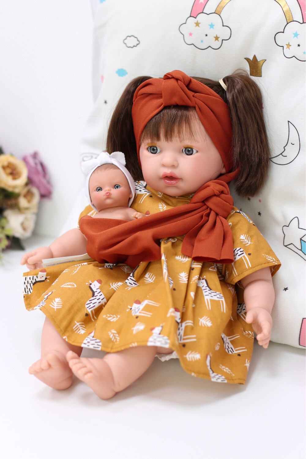 Кукла Алика с малышом, с закрывающимися глазками, Nines d'Onil 40 см. Упаковка фирменный рюкзачок