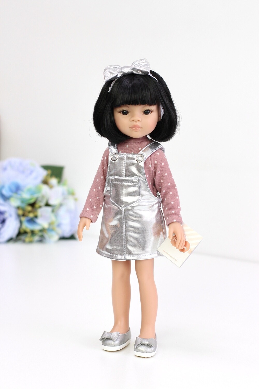 Кукла Лиу с каре в серебристом сарафане Паола Рейна, 34 см