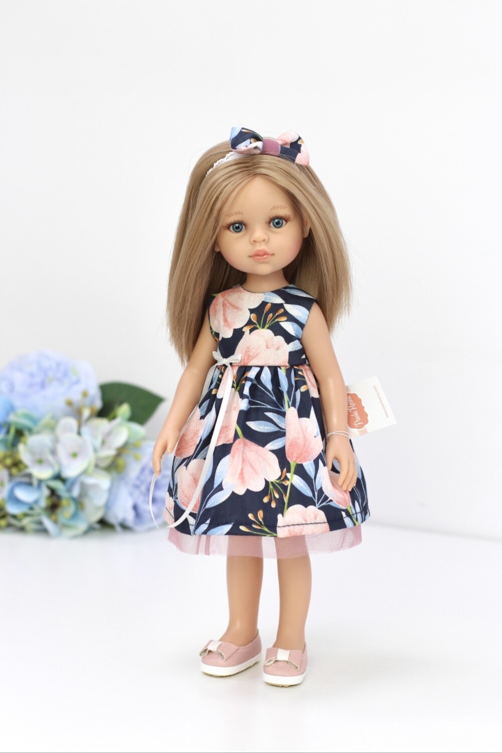 Кукла Карла с голубыми глазами в платье с тюльпанами Паола Рейна, 34 см
