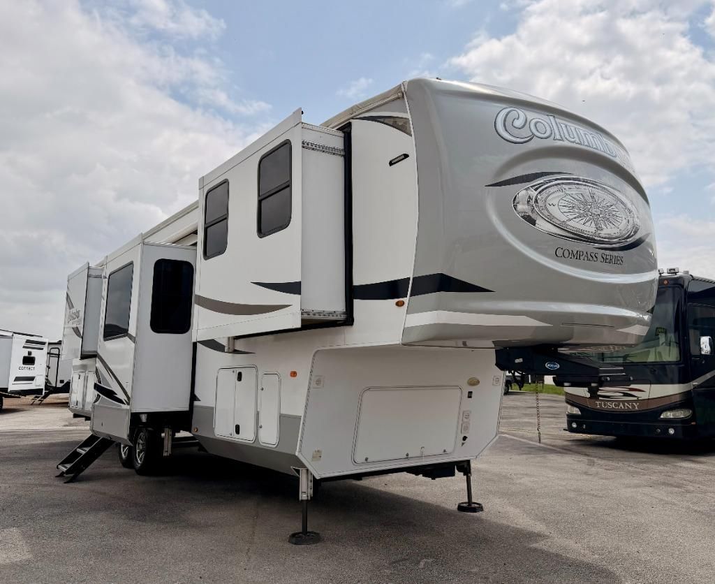 2021 Palomino Columbus 388FKC