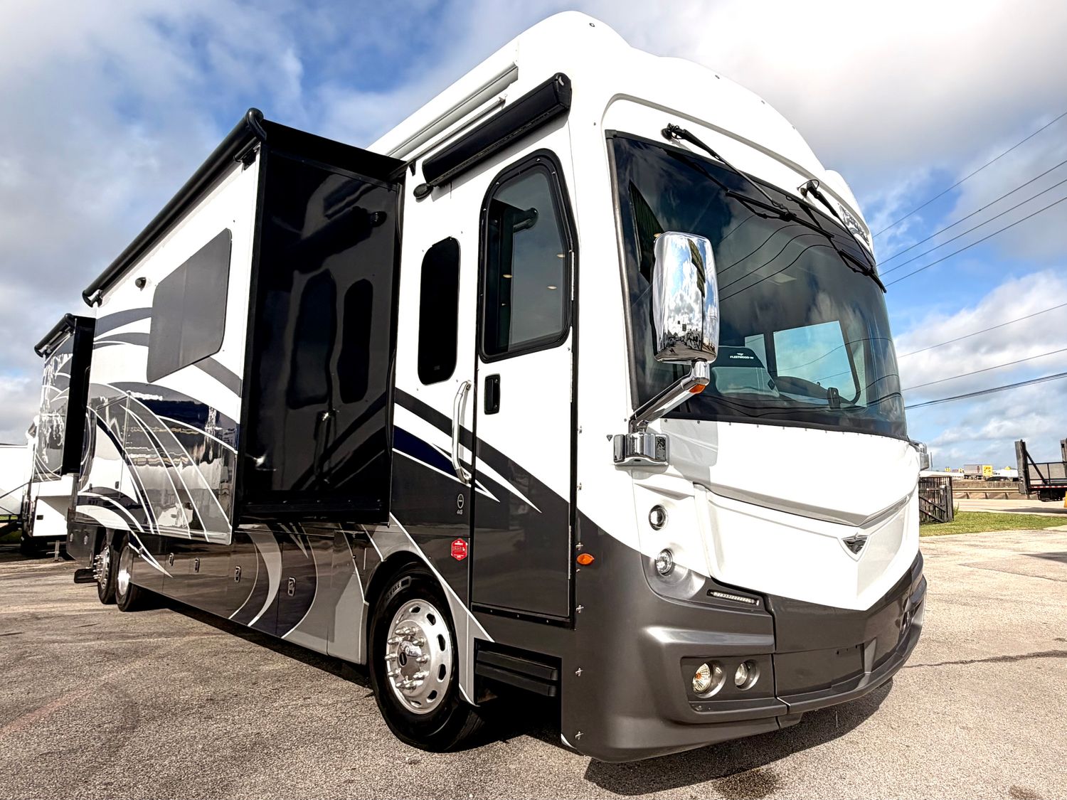2022 Fleetwood RV Discovery LXE 44S