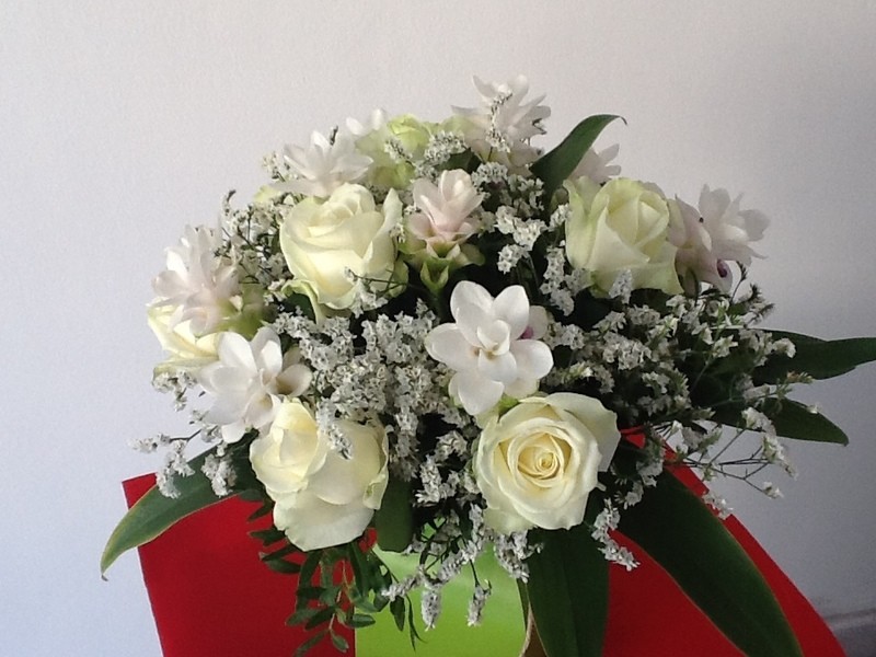 bouquet di rose bianche e fiori misti