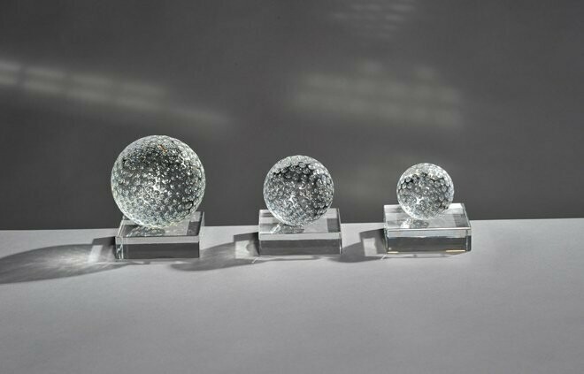 Golfball auf Glassockel