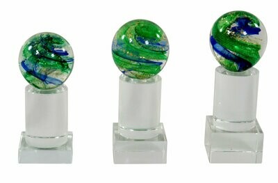 Kira - Glaskugel blau-grün auf Zylinder und Sockel