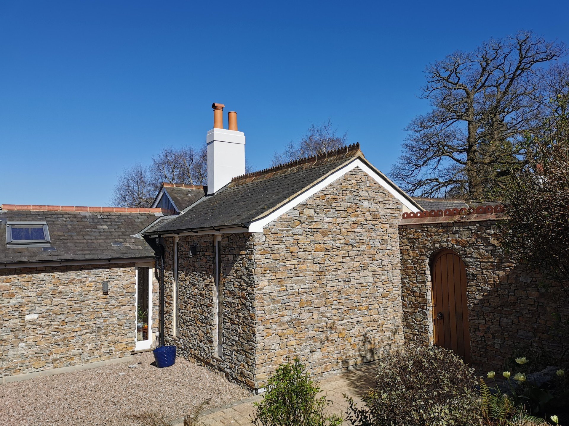 Rustikaler Quarz - Naturstein Verblender (Steinpaneel-System / Ecken)