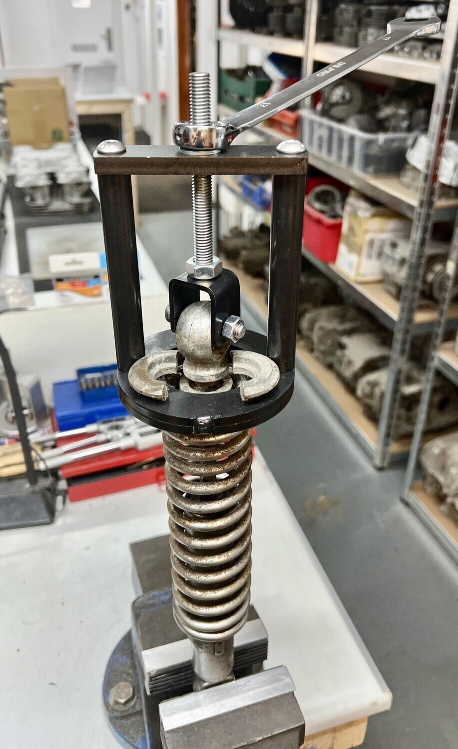 Tool, Rear Shock Suspension Spring Compressor - HWT105