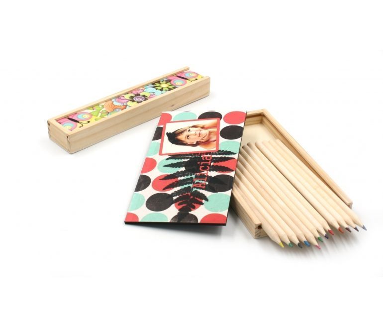Estuche de madera con tapa personalizada y pinturas