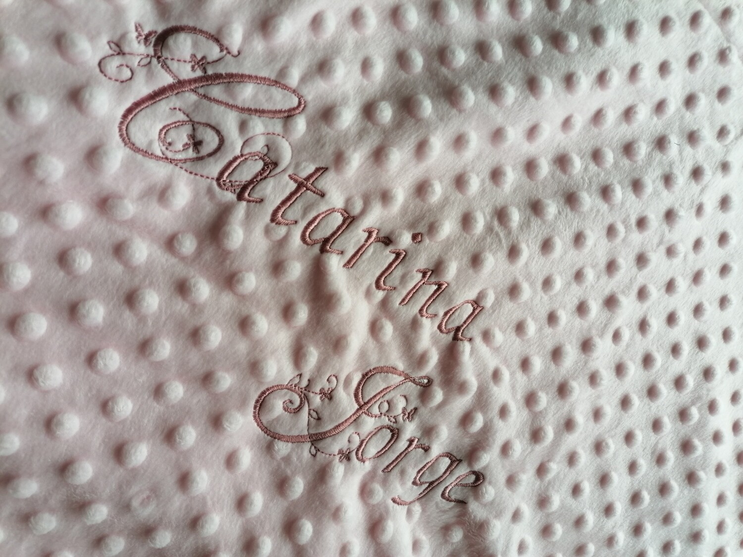 Babydecke mit Namen gekringelt