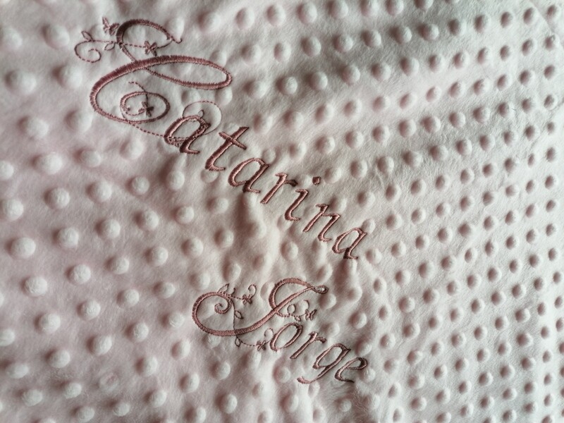 Babydecke mit Namen gekringelt