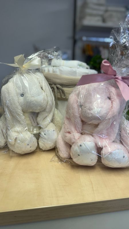 Klassischer Kuschel Hase mit Name | Stofftier mit Name | Kuscheltier als Geschenk zur Geburt | Babyparty | Geschenke für Mädchen oder Jungen 🐰