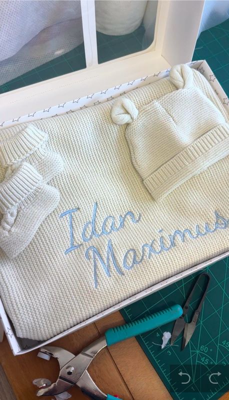 Decke mit Name Set, Gratis Söckchen und Mützchen dazu, Strickdecke bestickt, Babydecke personalisiert, Babydecke Name, Kuscheldecke mit Name