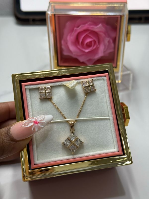 Ana Luxury Rose Box