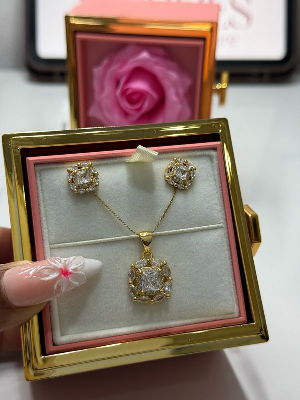 Ana Luxury Rose Box
