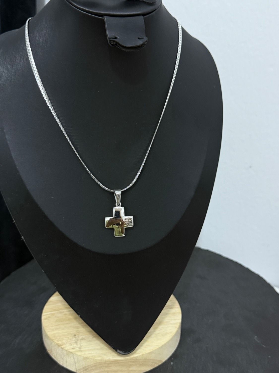Perez male necklace