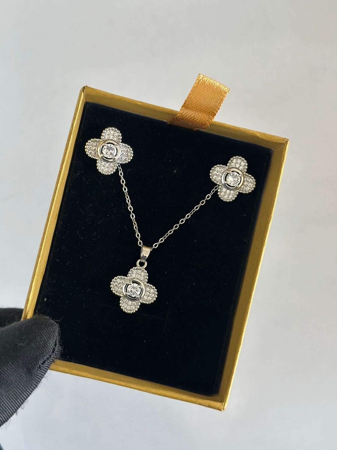 Silver clover necklace